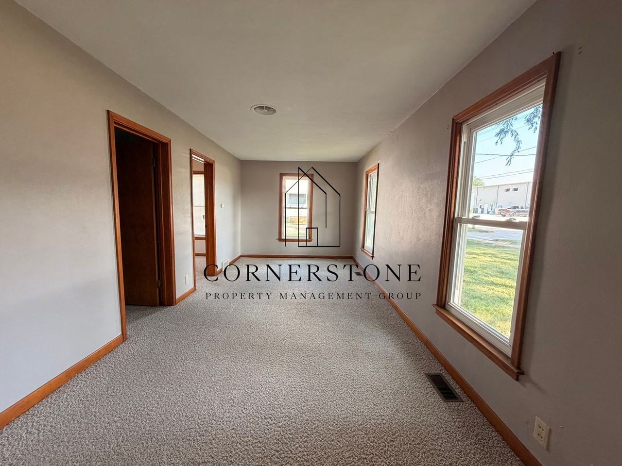 112 E Court St - Photo 4 of 11