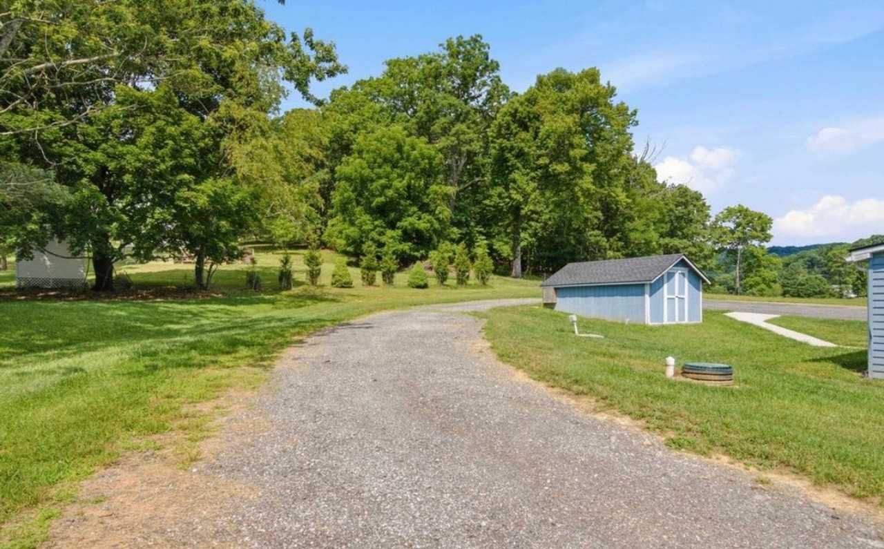 1752 Mount Tabor Rd - Photo 4 of 17