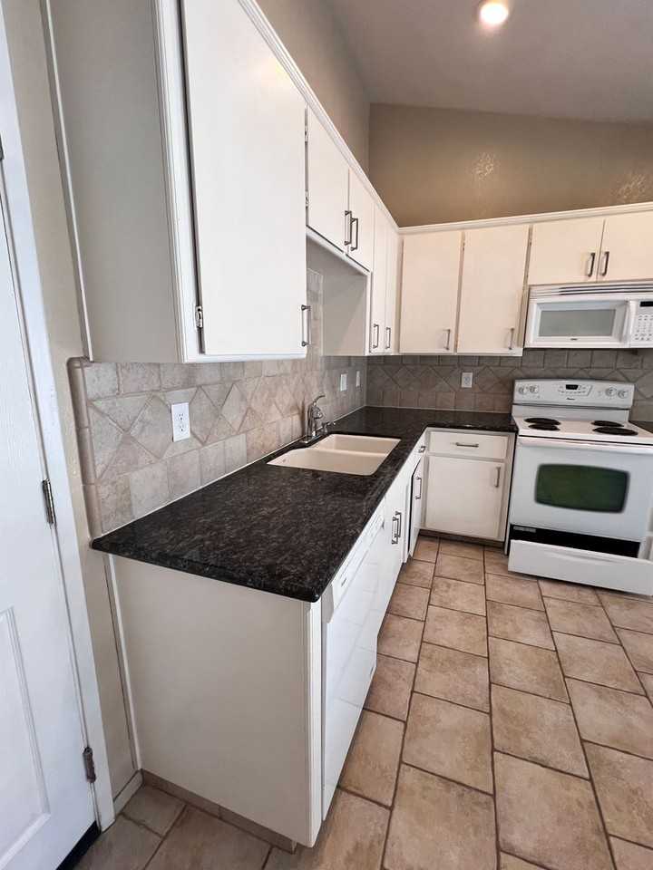 3817 Rotterdam Ave - Photo 3 of 15