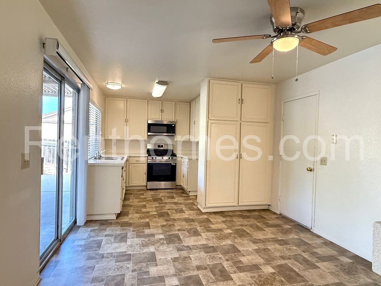 1553 Palomar Dr - Photo 2 of 34