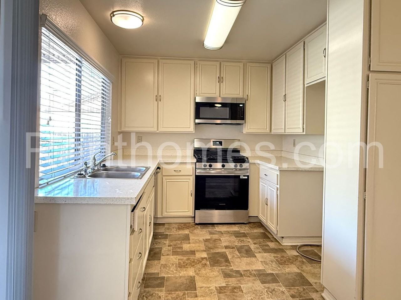 1553 Palomar Dr - Photo 4 of 34