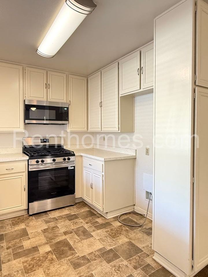 1553 Palomar Dr - Photo 5 of 34