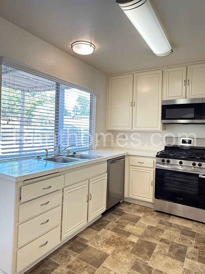 1553 Palomar Dr - Photo 6 of 34