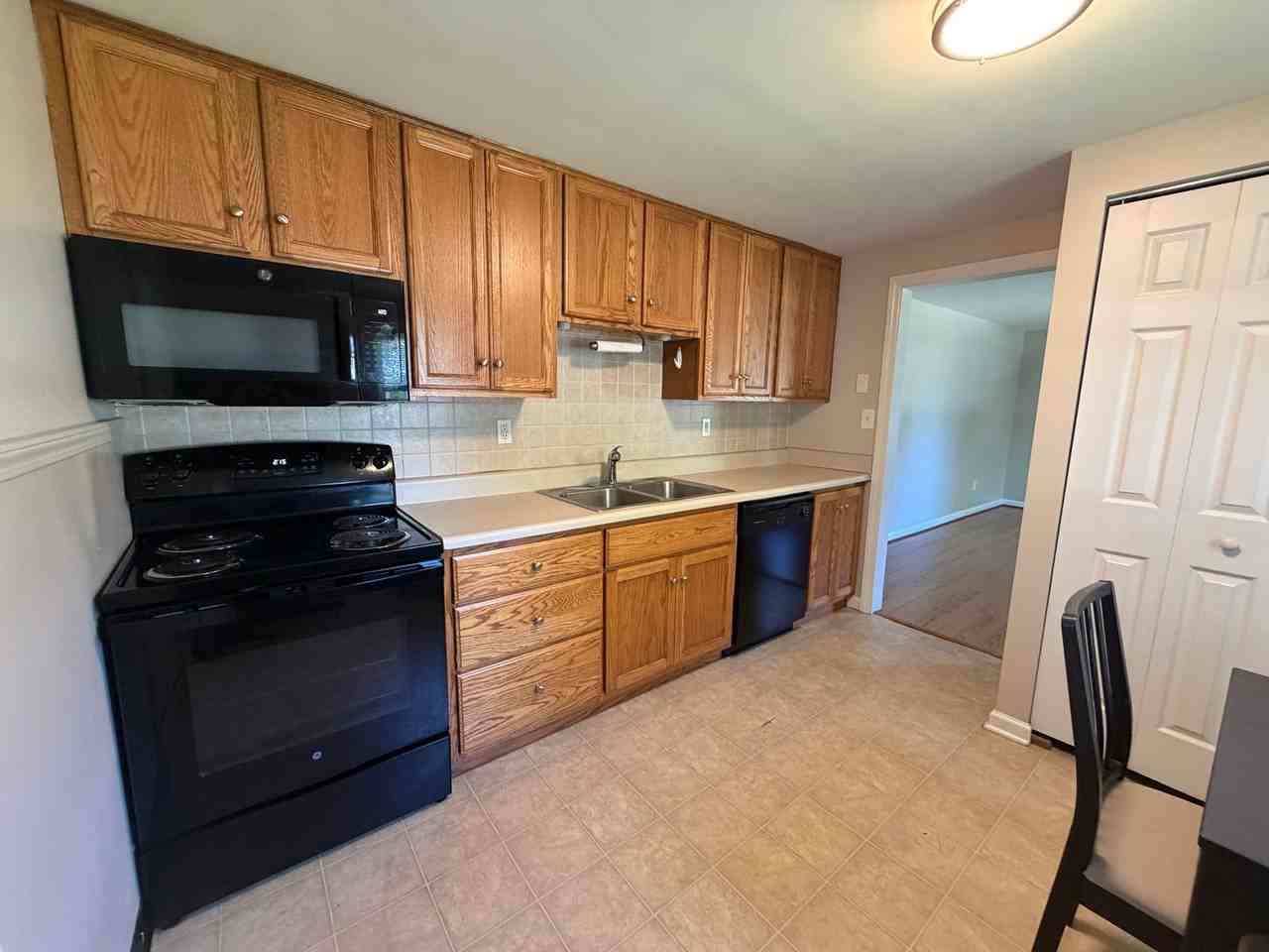 1003 Montgomery St - Photo 4 of 16