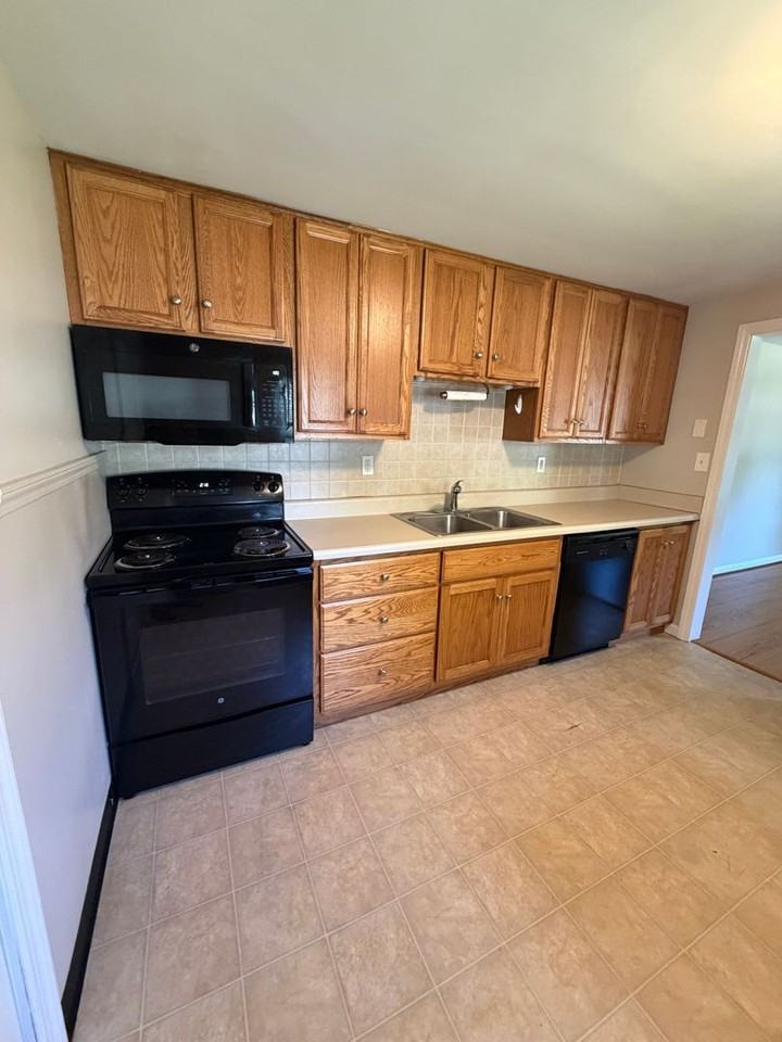 1003 Montgomery St - Photo 5 of 16