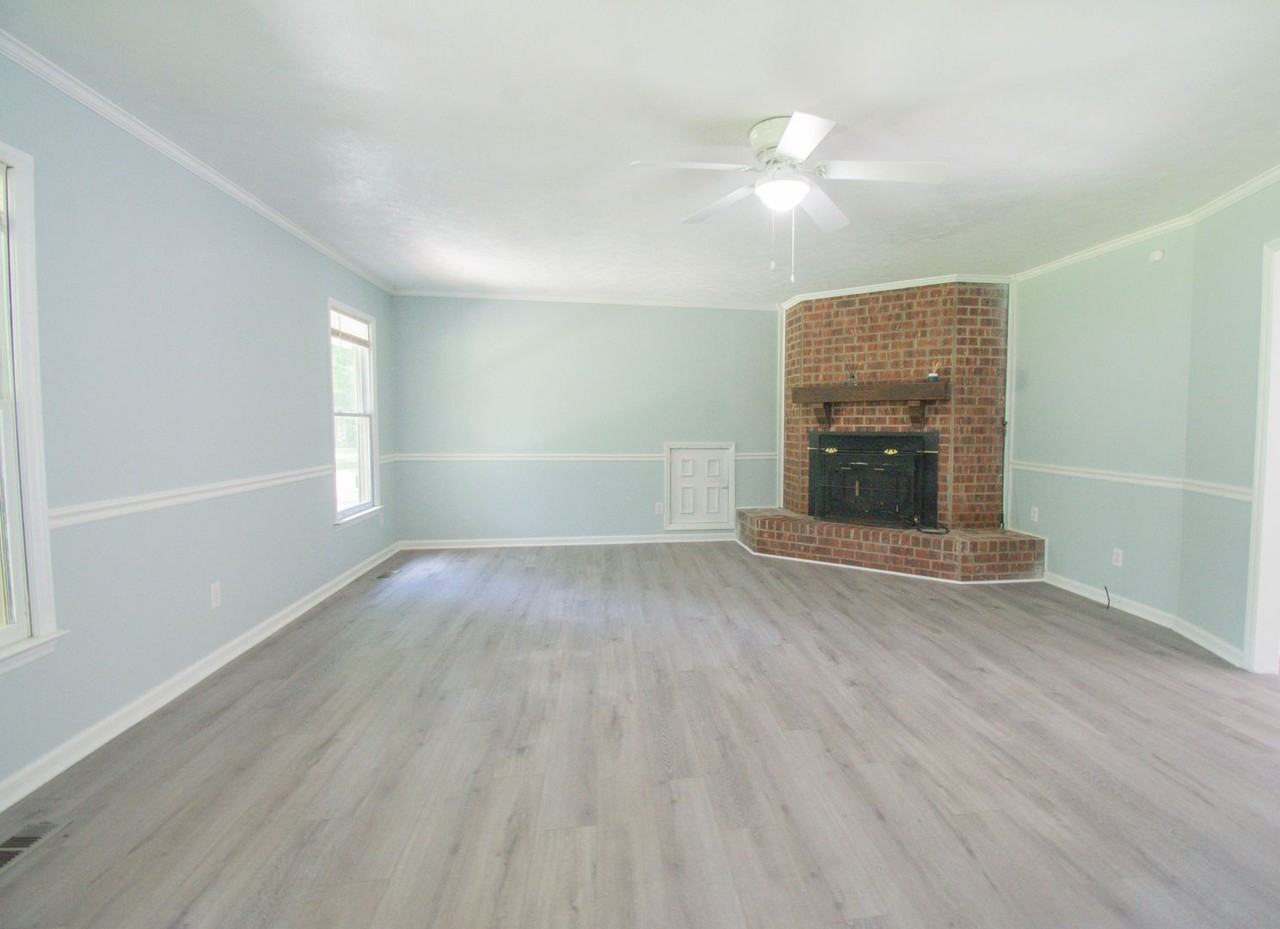 1316 Middle Rd - Photo 2 of 18
