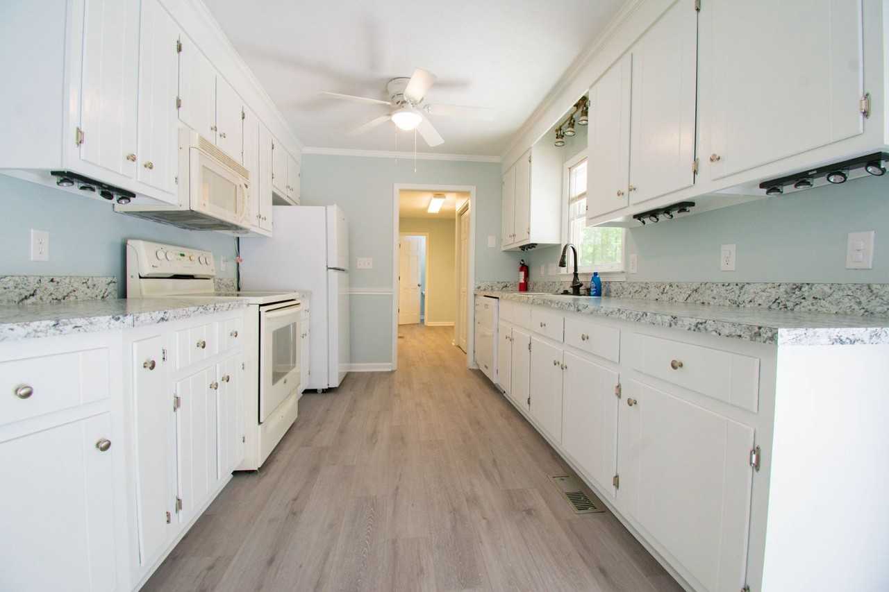 1316 Middle Rd - Photo 3 of 18