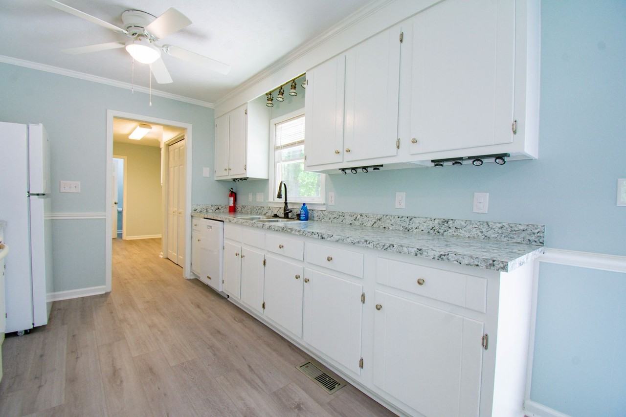 1316 Middle Rd - Photo 4 of 18