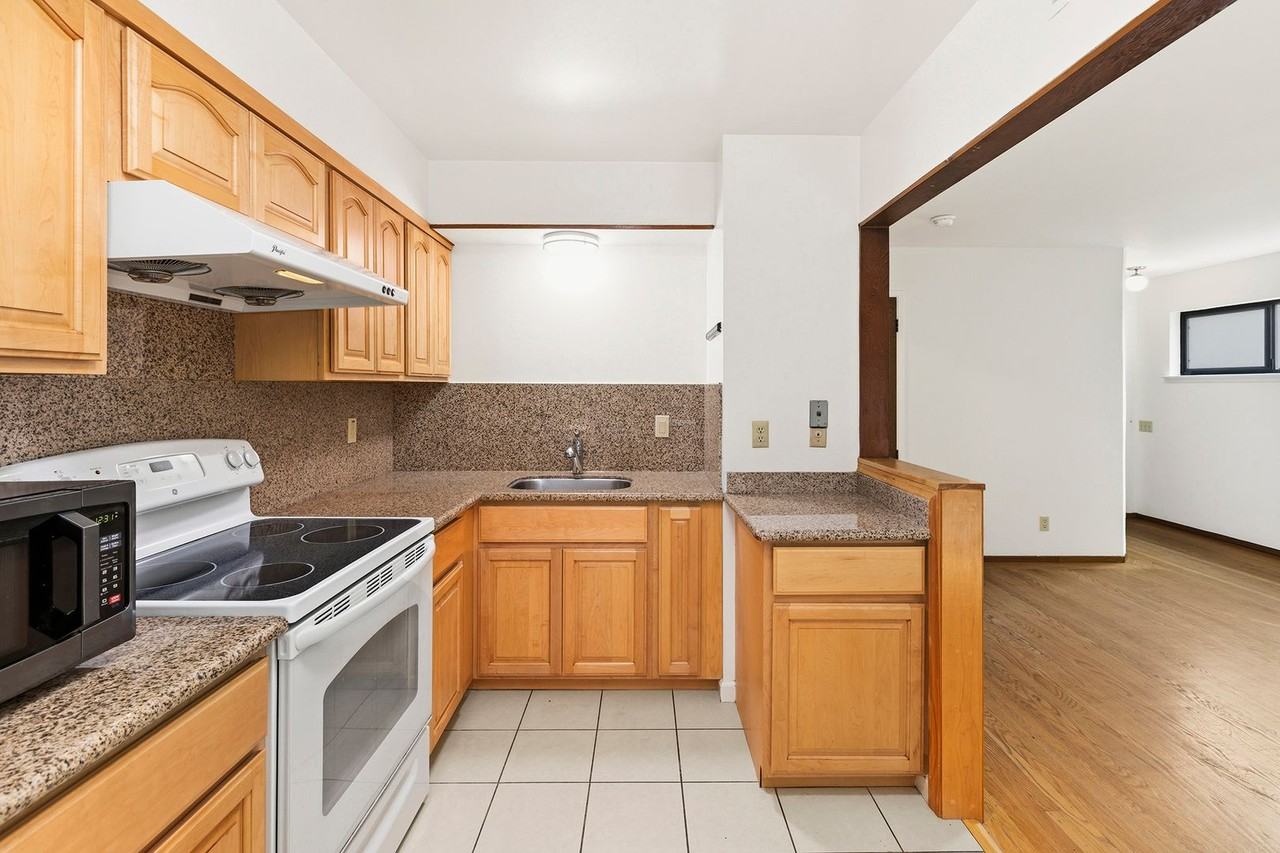 592 Corbett Ave - Photo 7 of 16