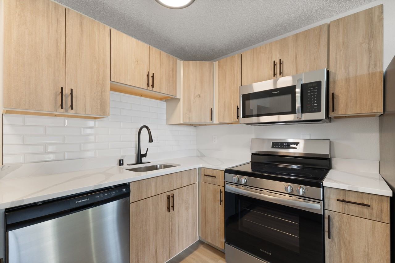 Baycrest - Photo 5 of 40