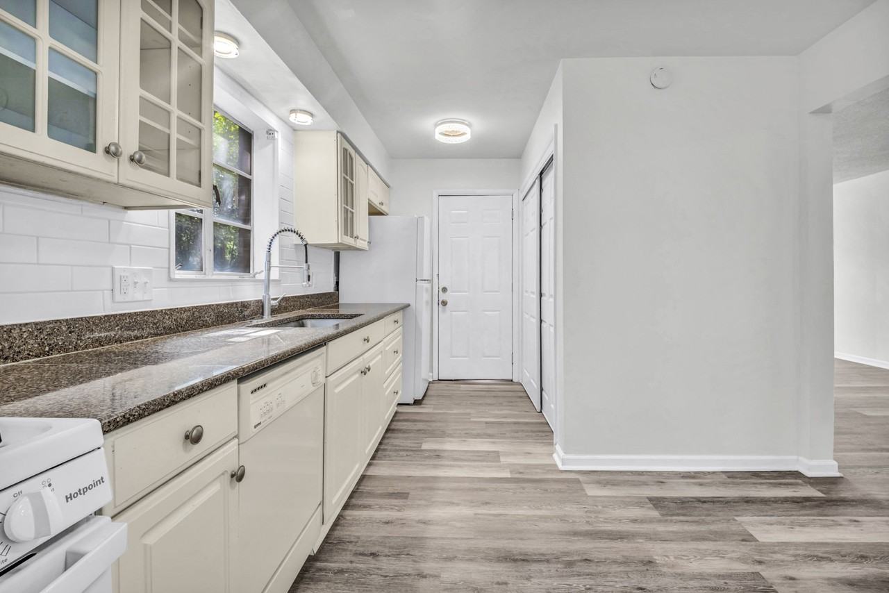 1787 Tanglewood Dr - Photo 4 of 26