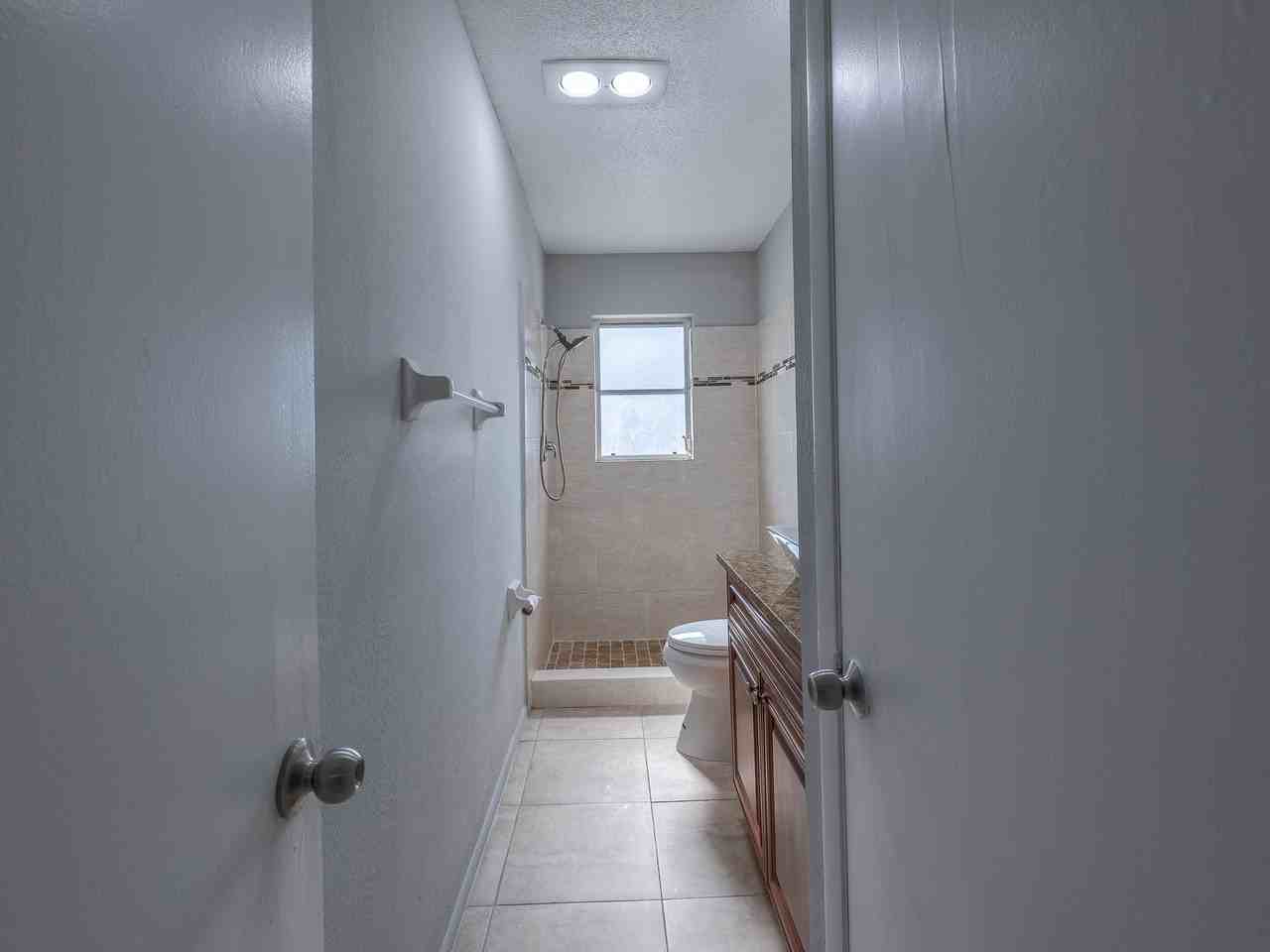 916 Gillespie St - Photo 3 of 27