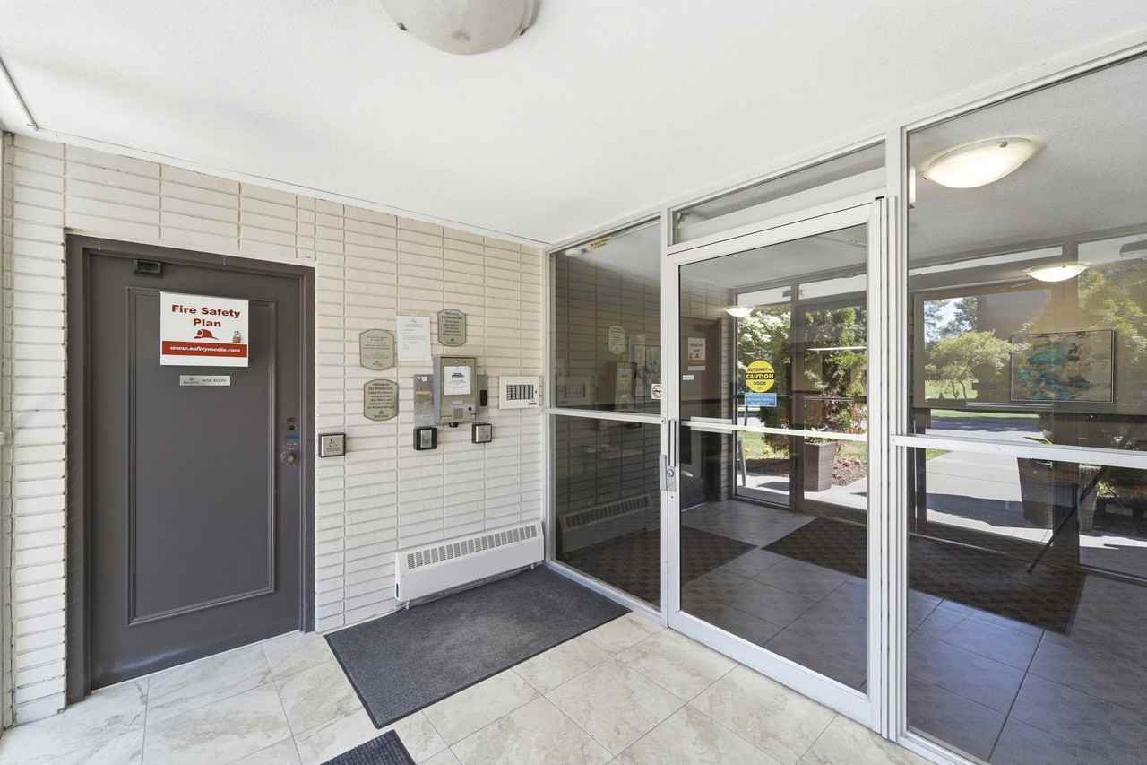 Lakeview Towers Apartments - Photo 4 of 31