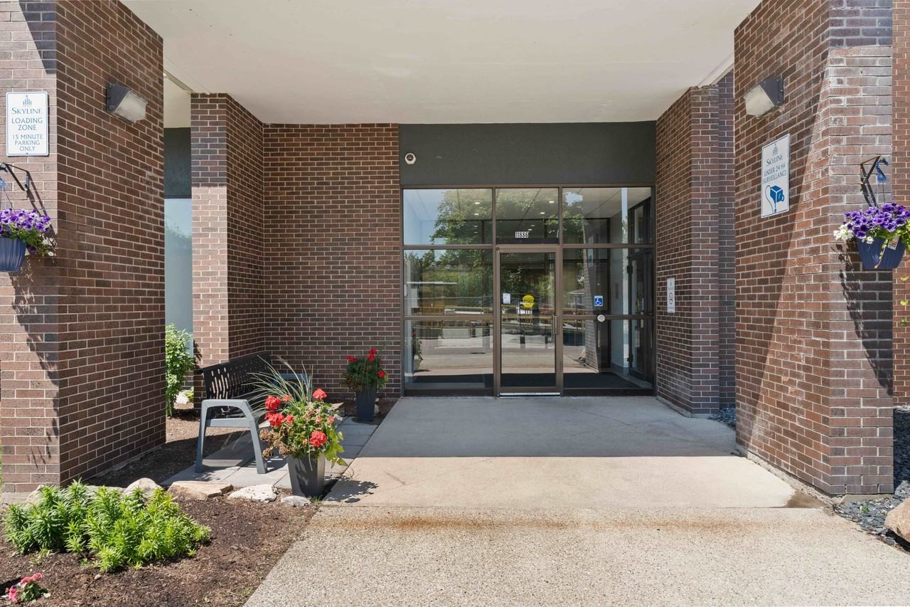 Place Tecumseh Apartments - Photo 2 of 21