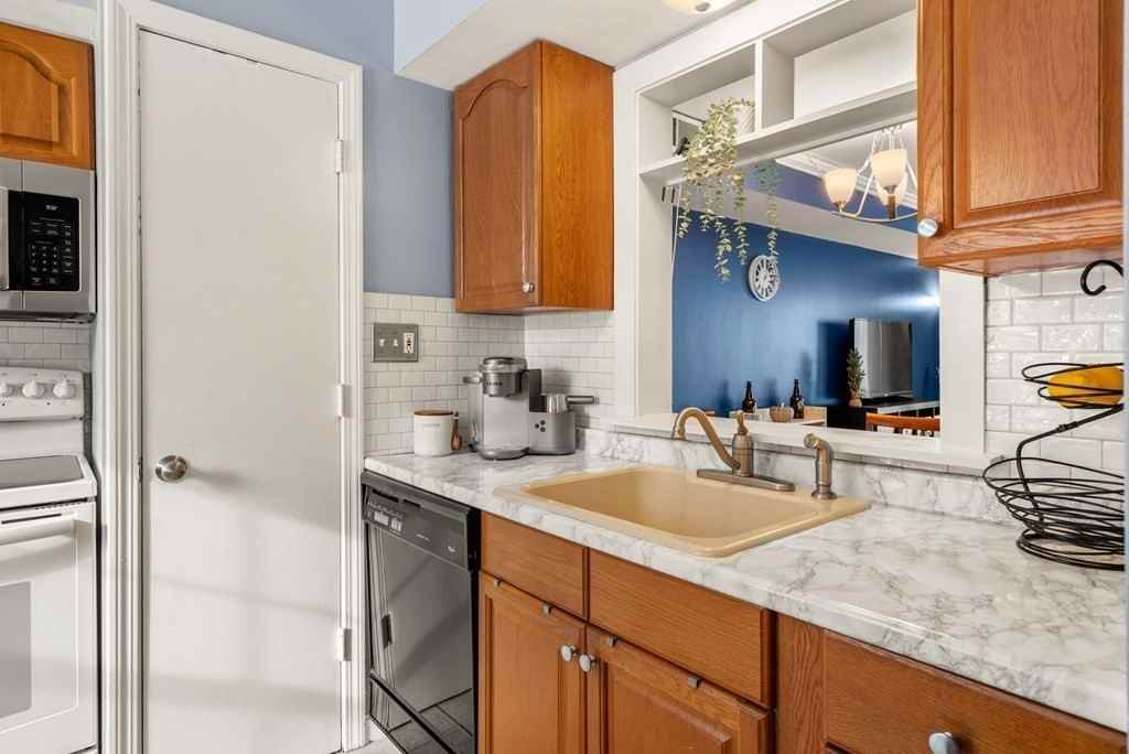 1107 Windsor Dr #1 - Photo 2 of 12