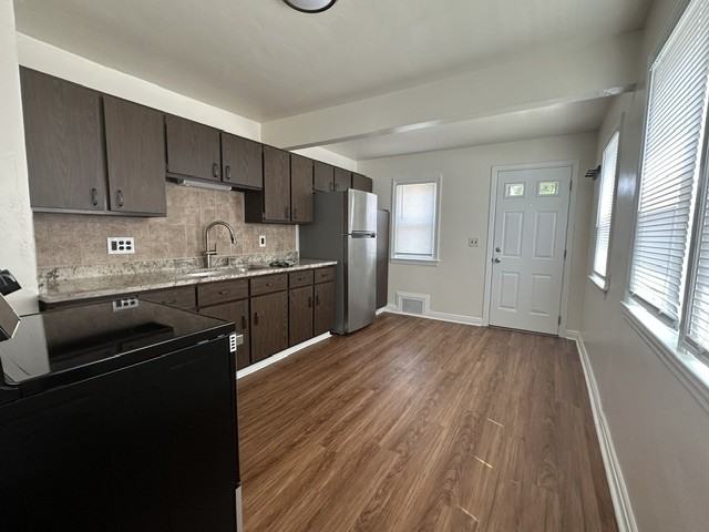 812 S 109th St #1 - Photo 4 of 16