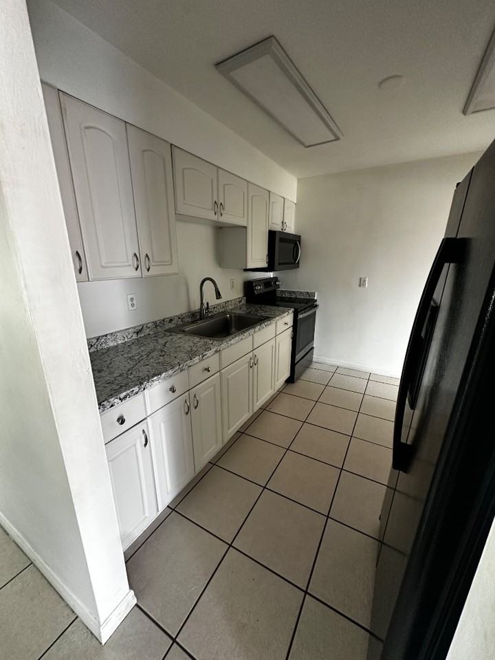 1151 S Loop Blvd - Photo 5 of 12