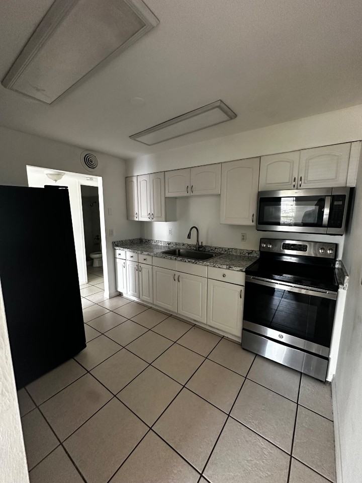 1151 S Loop Blvd - Photo 6 of 12