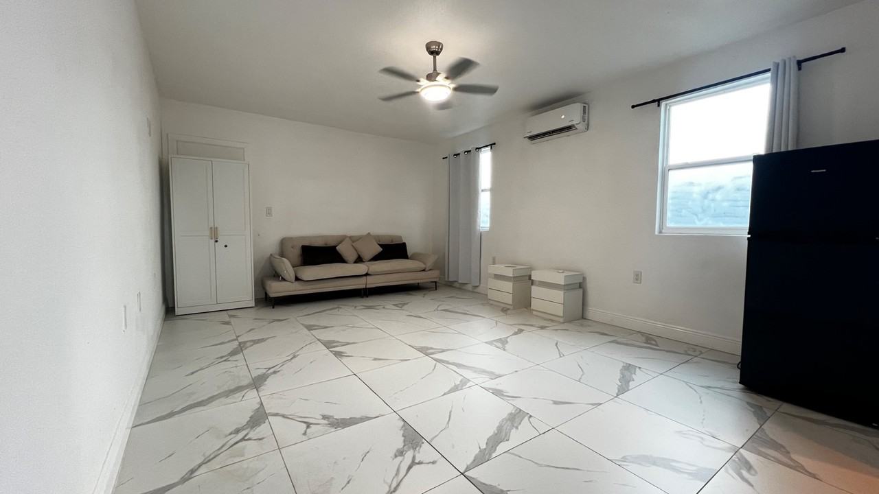 7509 Lakeshore Dr - Photo 2 of 40
