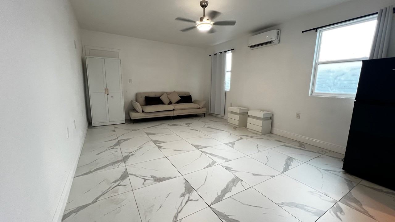 7509 Lakeshore Dr - Photo 3 of 40