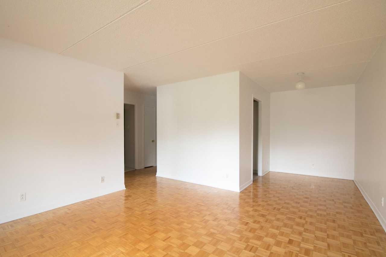 1565 Av Victoria — photo 3