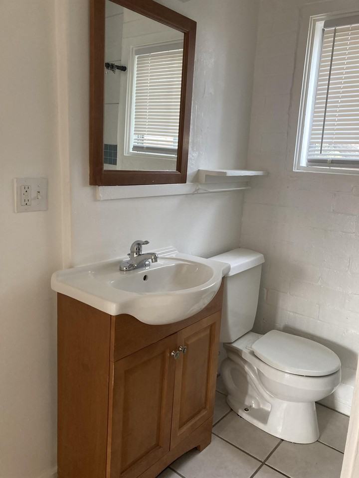2701 N Martin Ave #4 - Photo 3 of 12