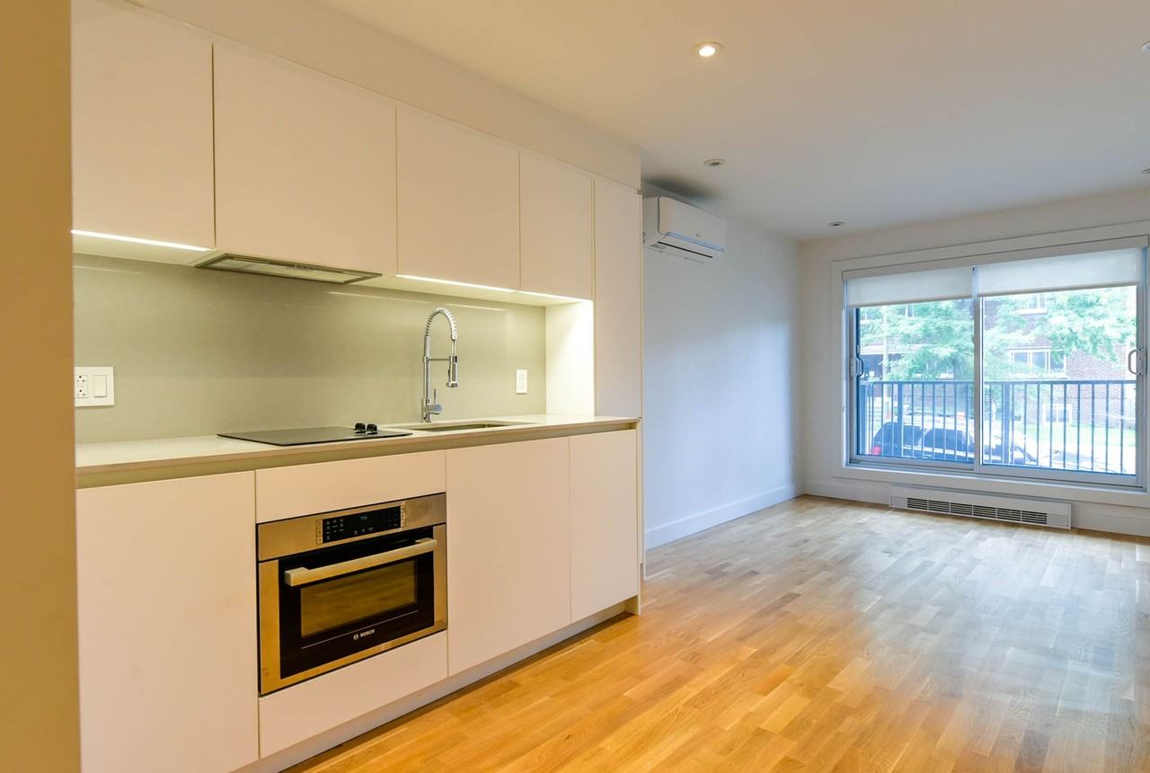 3195 Av Van Horne — photo 1