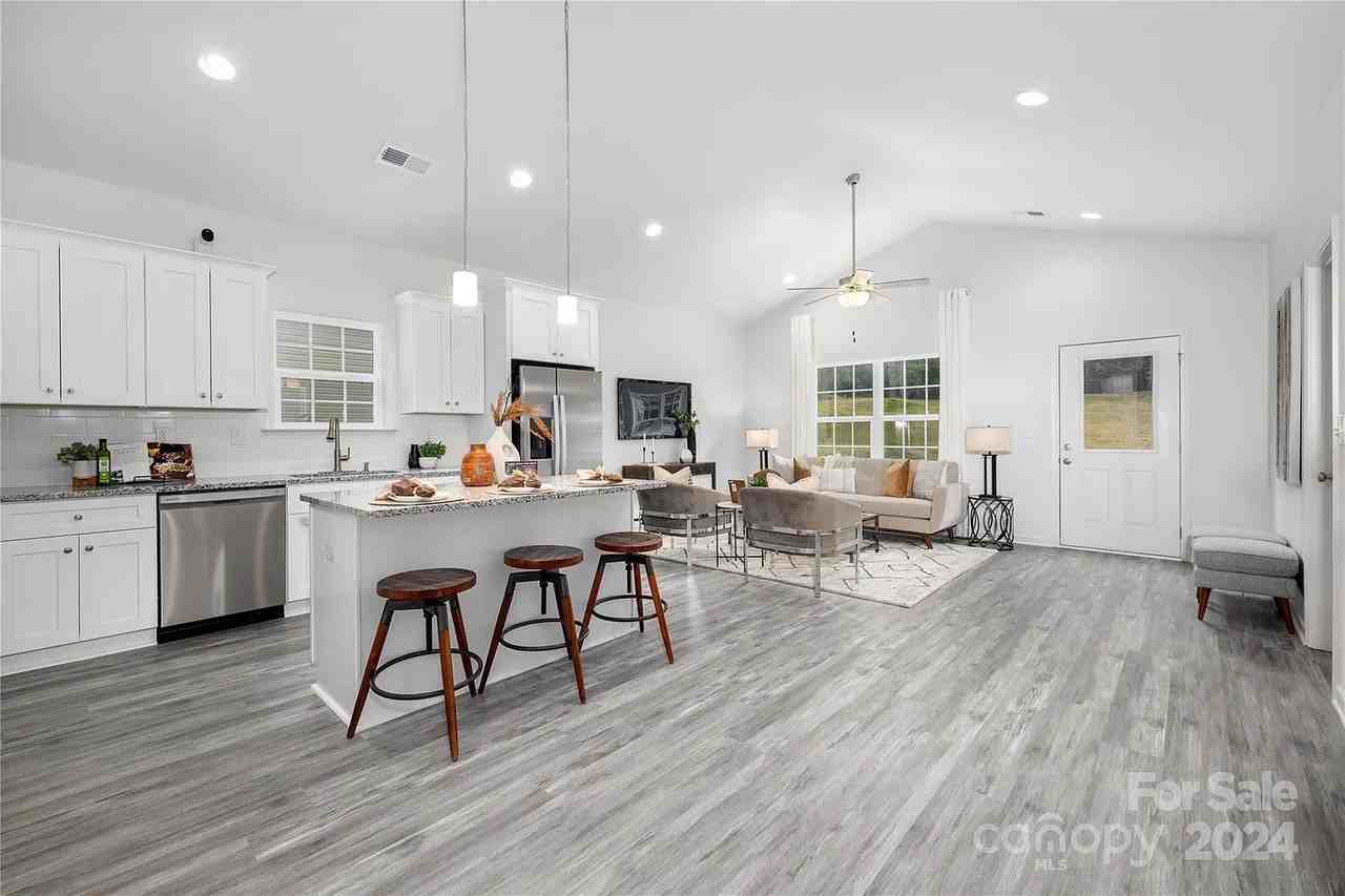 3905 Oakwood Rd - Photo 3 of 24