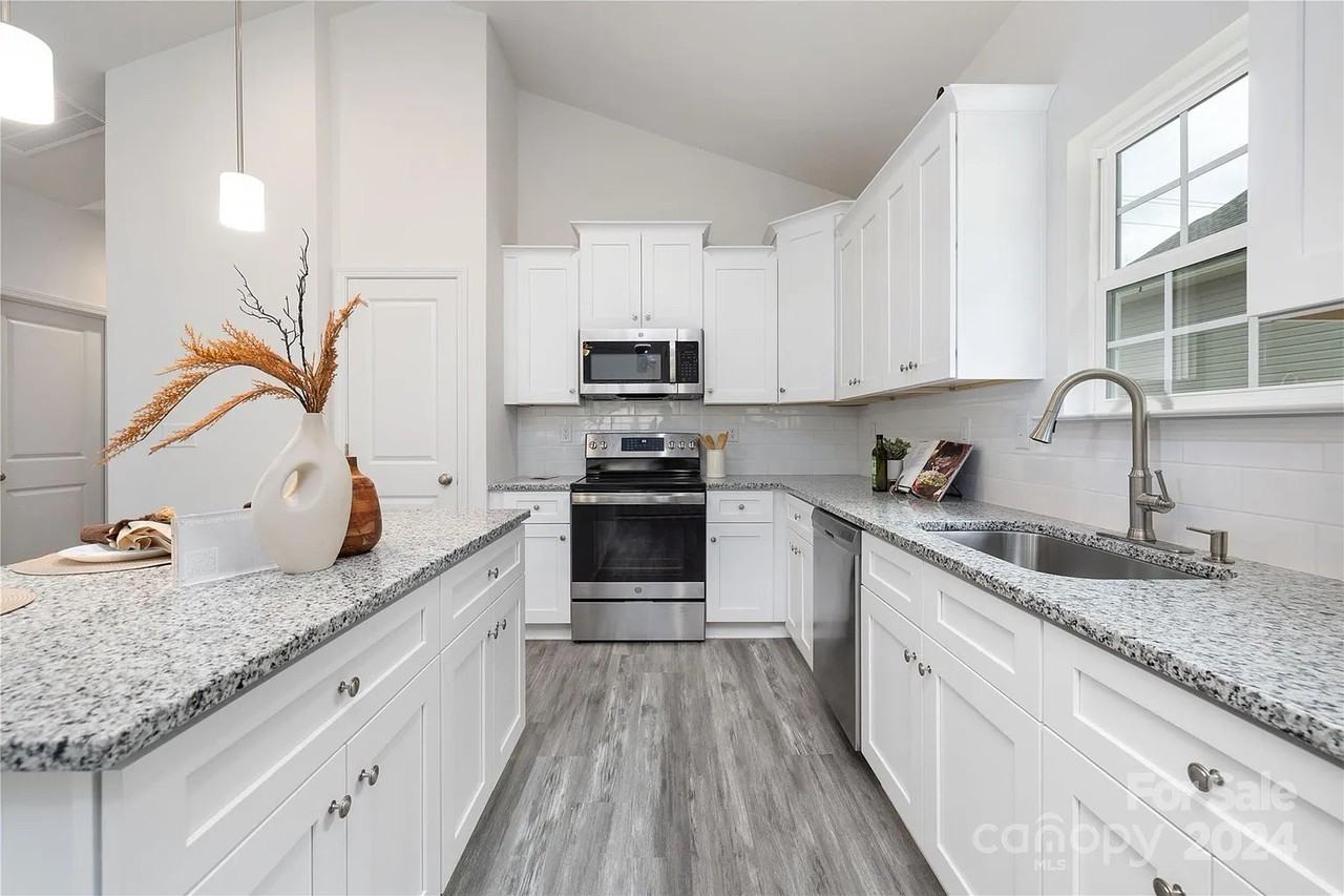 3905 Oakwood Rd - Photo 6 of 24