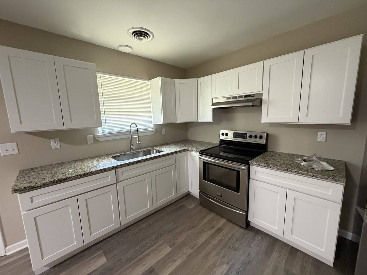 304 Elizabeth St #1 - Photo 4 of 14