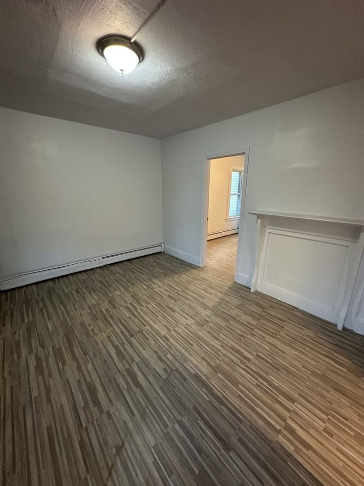 1038 Maplewood Ave 1st Fl #1038-1stFL - Photo 4 of 15