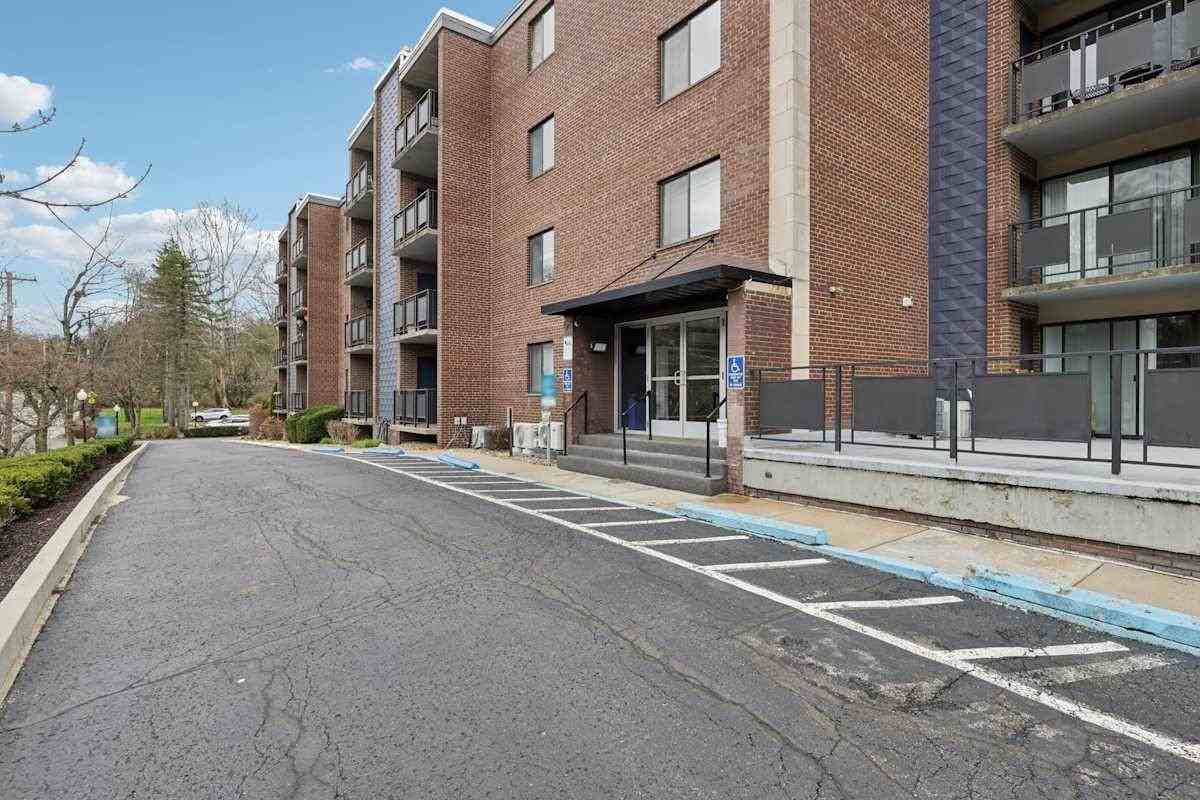 195 Mount Lebanon Blvd