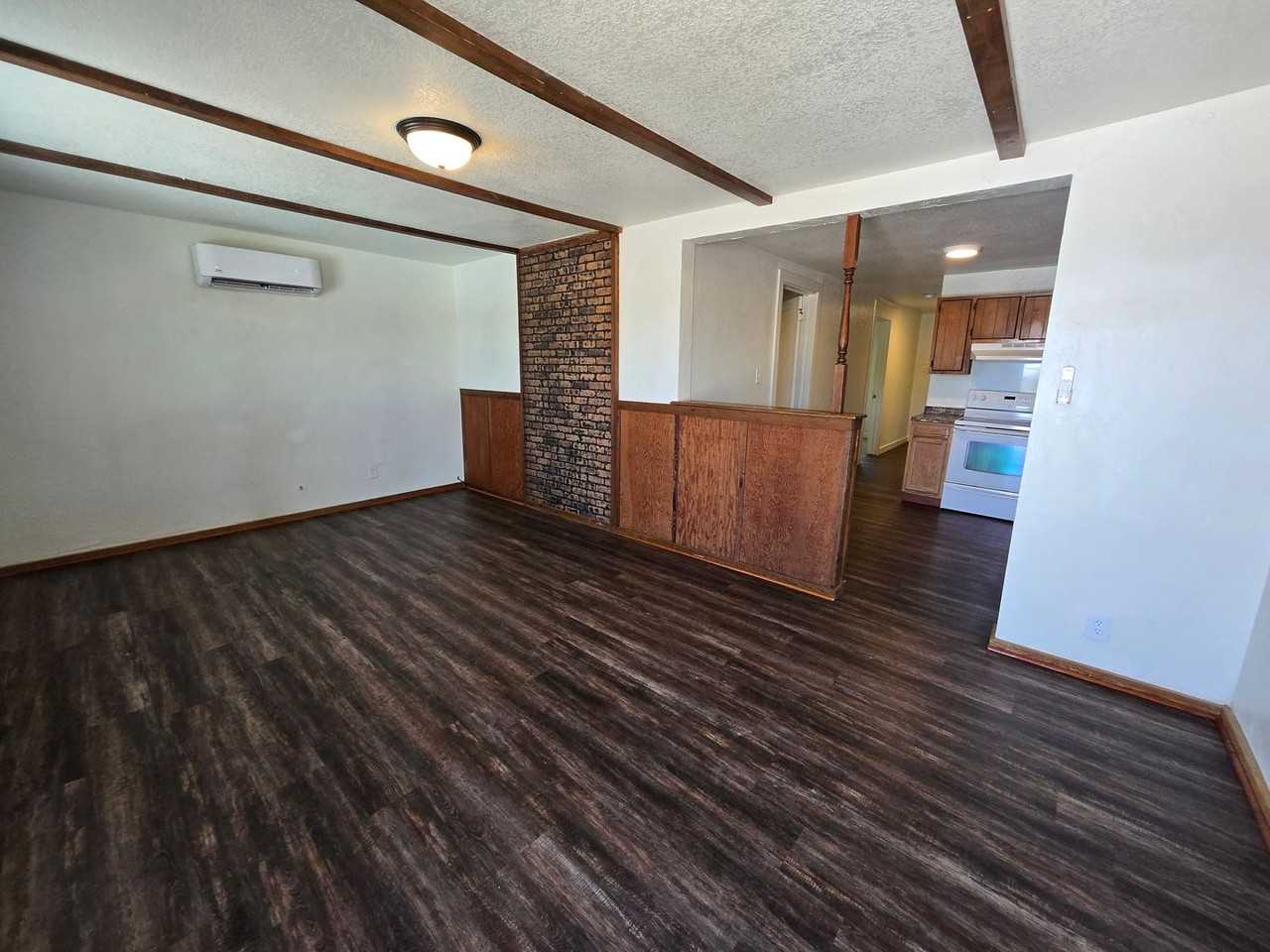 214 W Mathews St - Photo 2 of 14