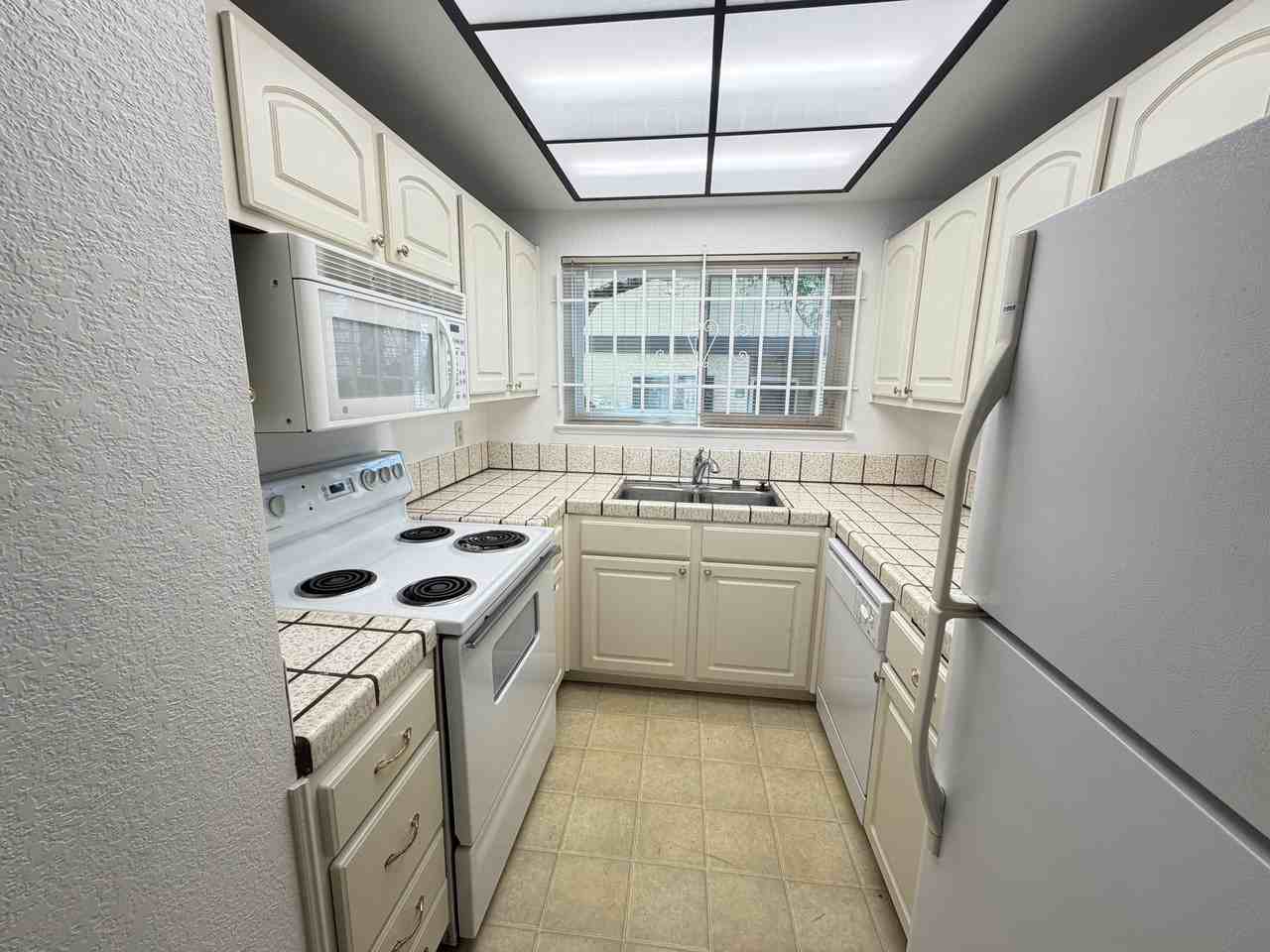 10401 Shaw St #602 - Photo 4 of 16