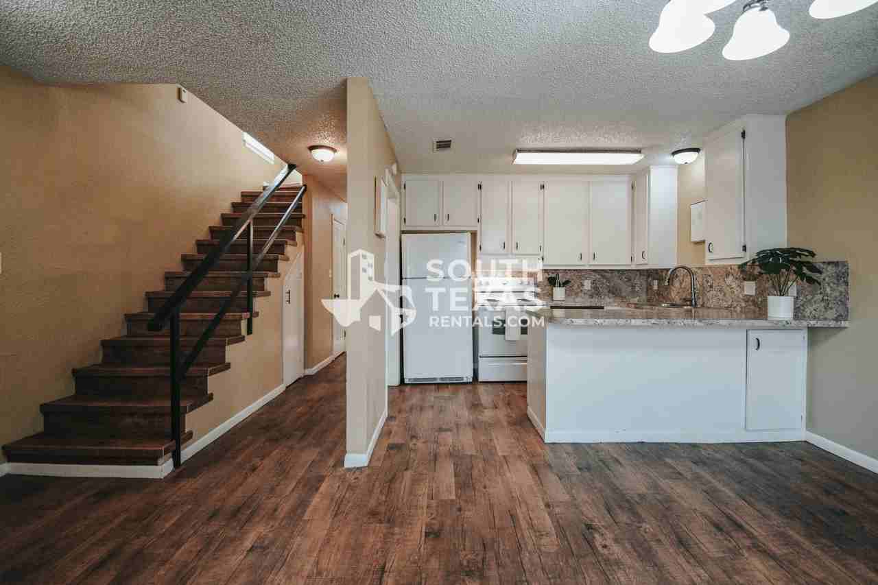 805 E Hiller St #B - Photo 3 of 17