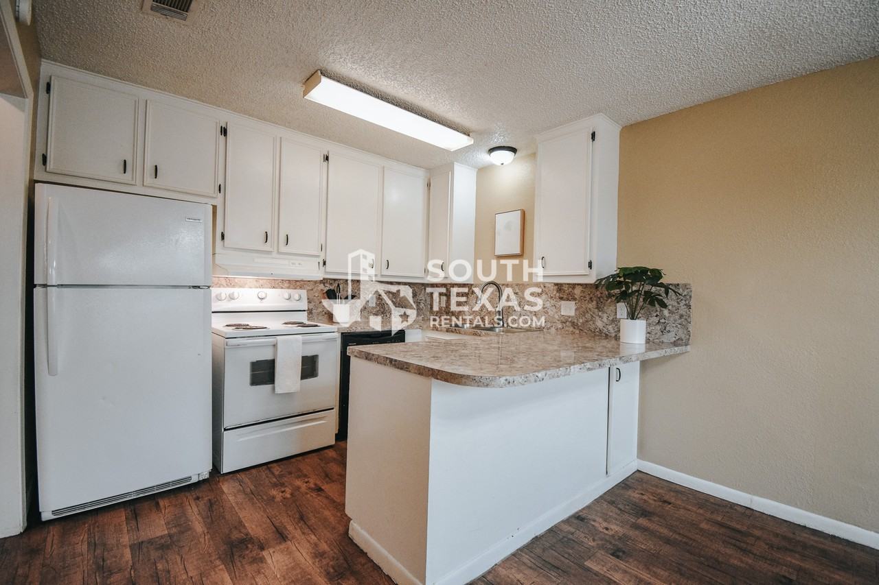 805 E Hiller St #B - Photo 4 of 17