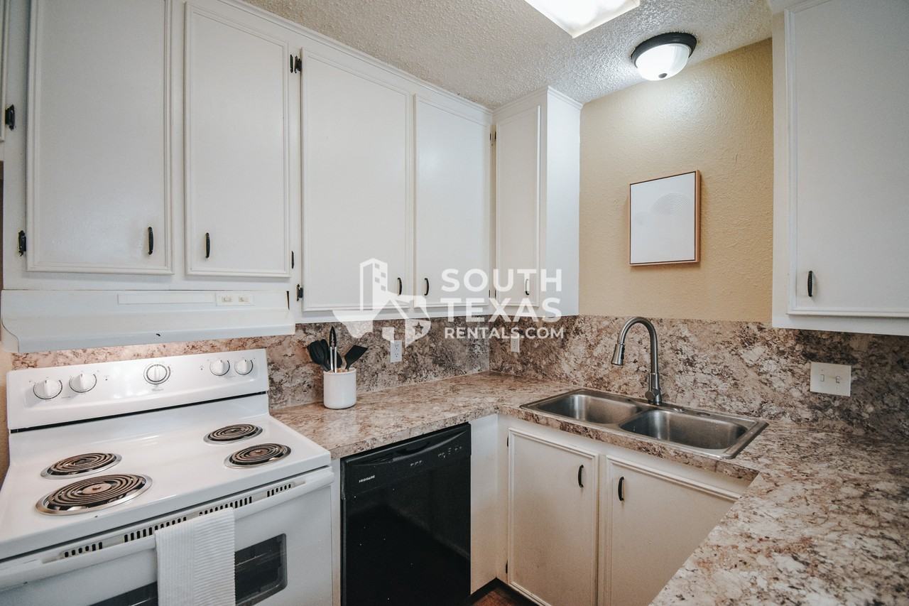 805 E Hiller St #B - Photo 6 of 17