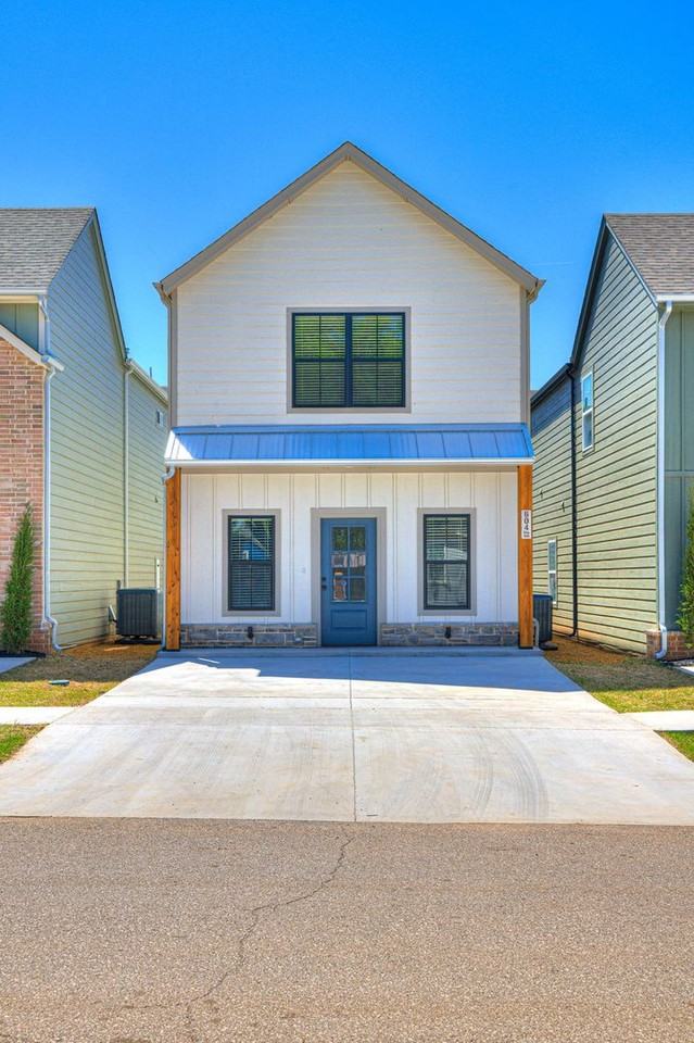 614 W 2nd St #100 - Photo 5 of 39