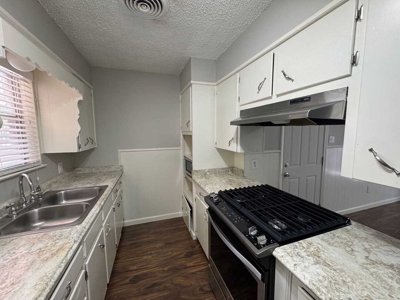 315 N Walnut St - Photo 3 of 10