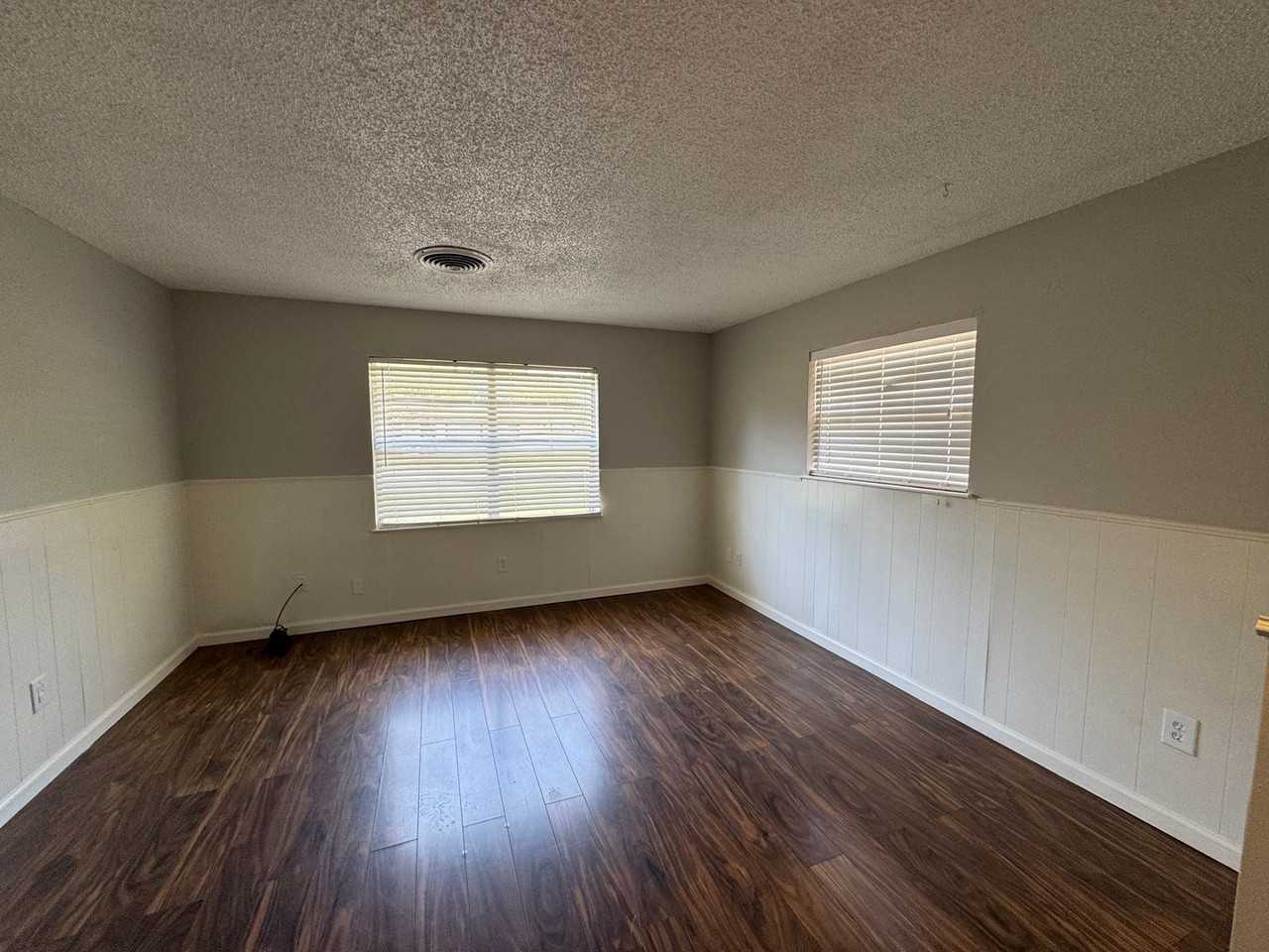 315 N Walnut St - Photo 4 of 10