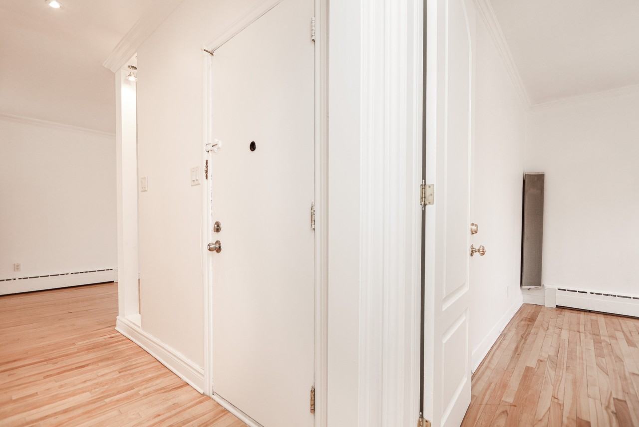 1010 Avenue Sainte-Croix #1010-1012 - Photo 7 of 20