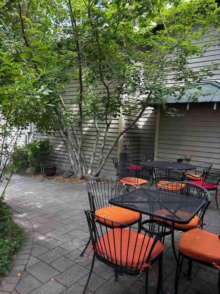 139 Nw Broadway St - Photo 7 of 27