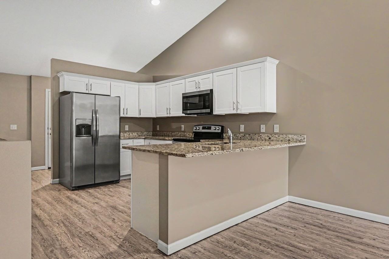 1051 N 170th Ave - Photo 4 of 17