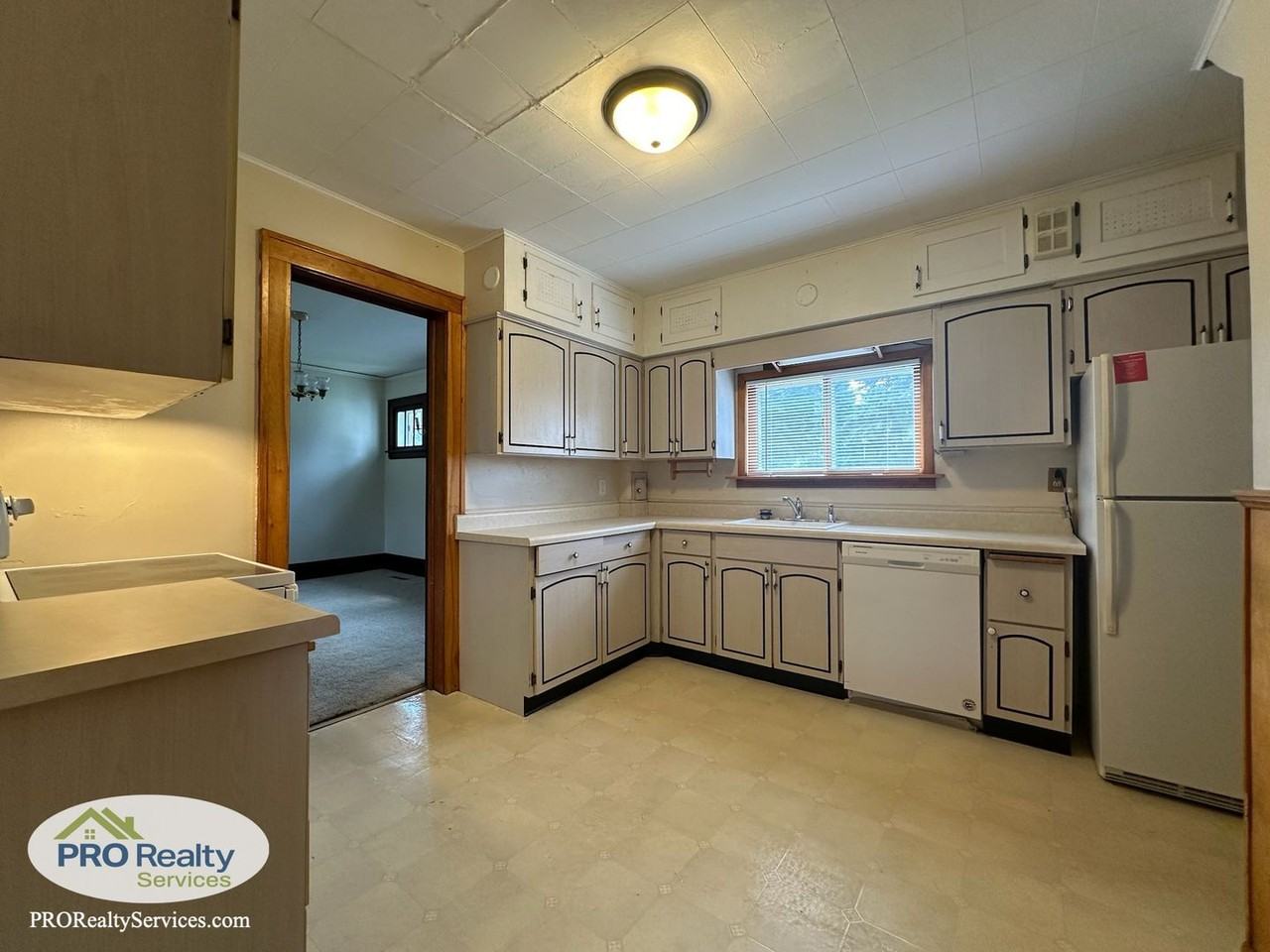 954 Ivy Ave E - Photo 5 of 27