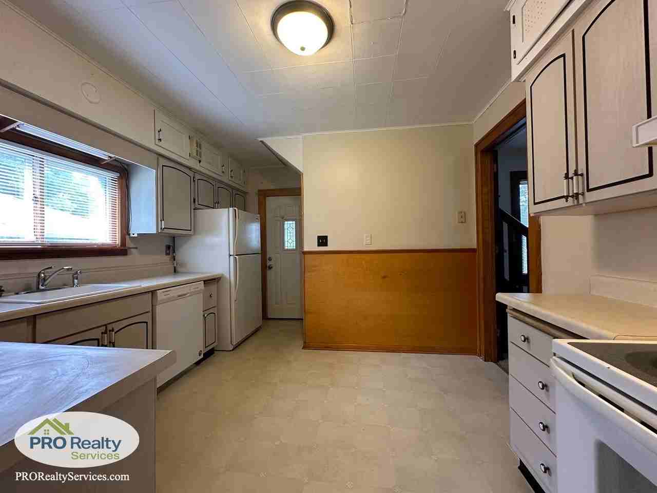 954 Ivy Ave E - Photo 6 of 27