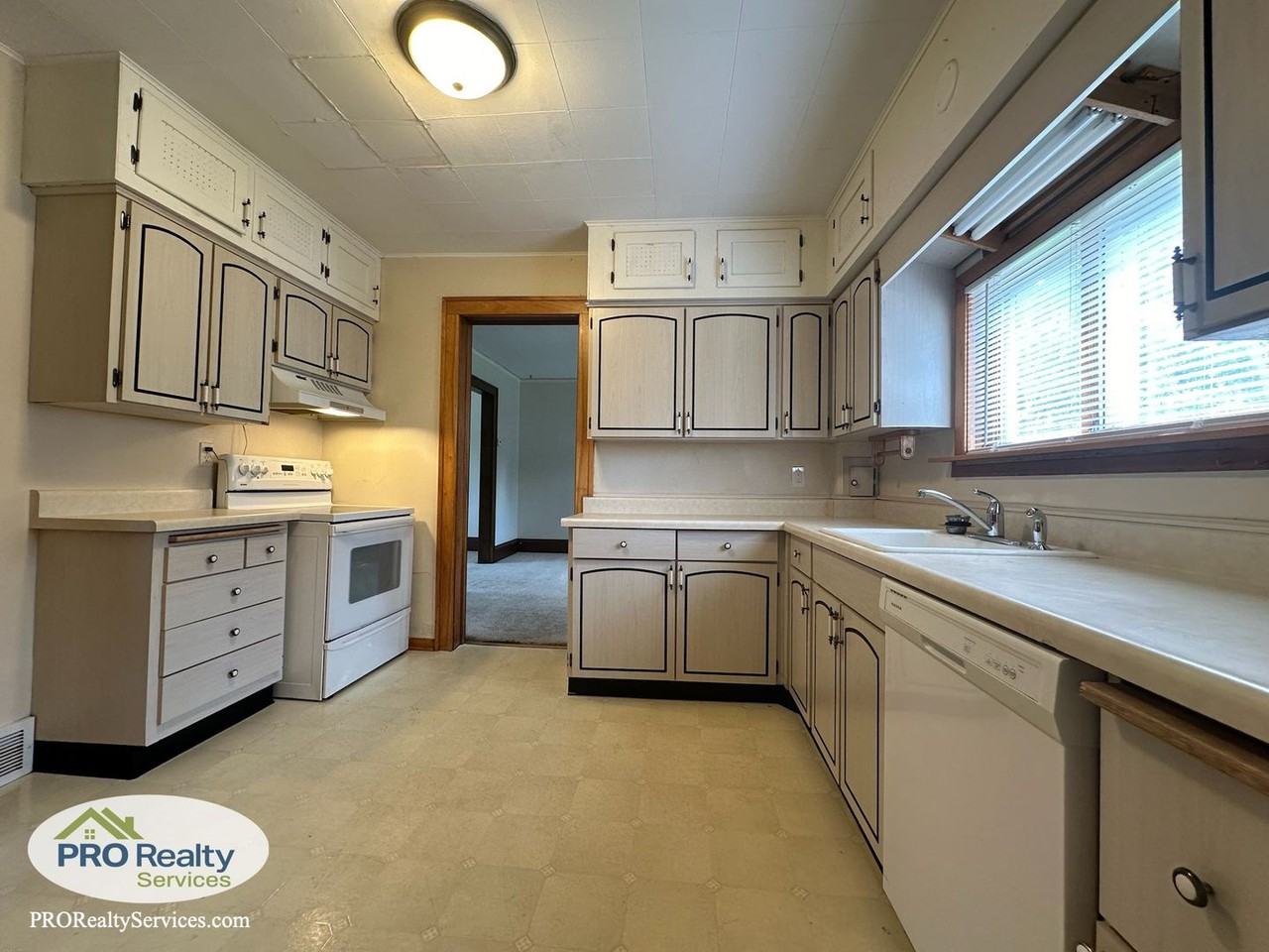 954 Ivy Ave E - Photo 7 of 27