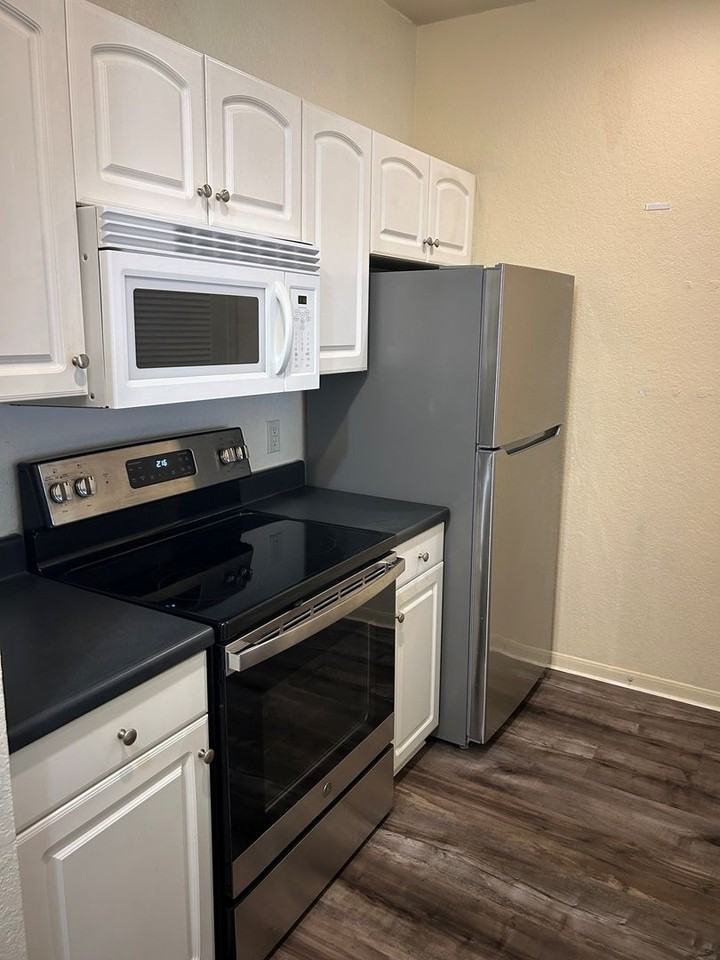 860 N Orange Ave - Photo 4 of 6