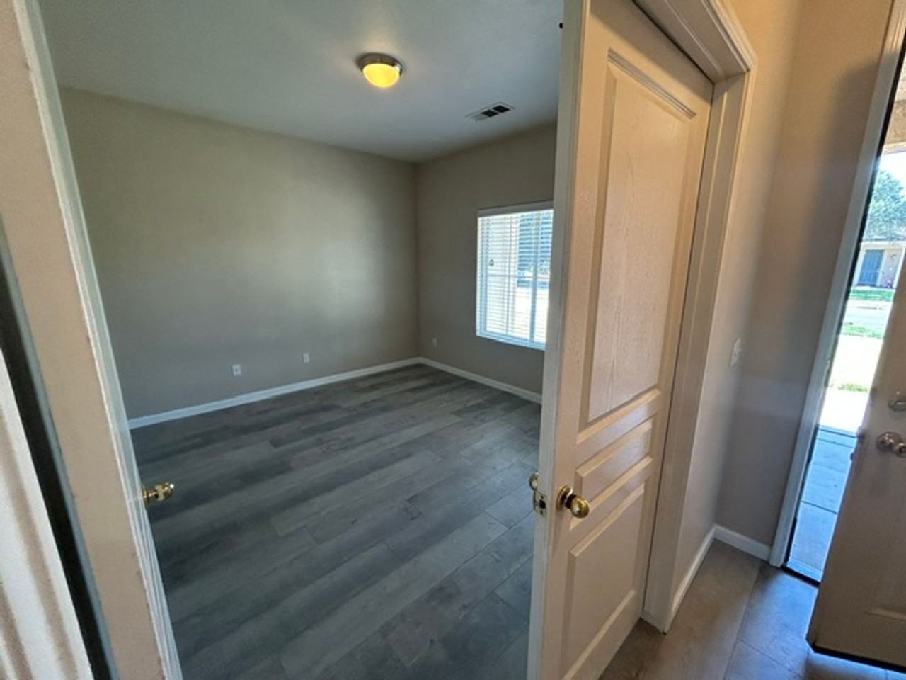 814 W James Ct - Photo 3 of 18