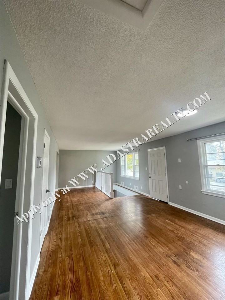 4904 Ne 44th Ter - Photo 3 of 17