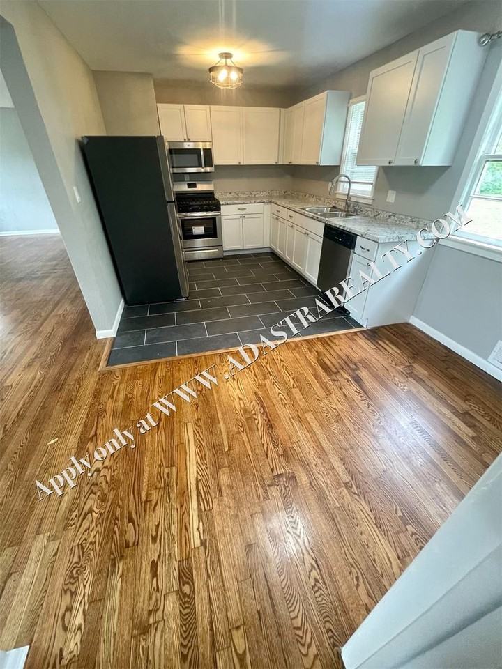 4904 Ne 44th Ter - Photo 4 of 17